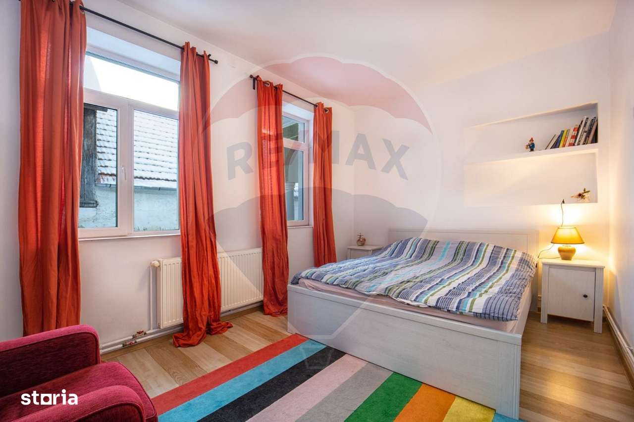 Casă cu două corpuri, teren 835 mp, str. I.L. Caragiale, Râșnov - Imagine principală: 2/16