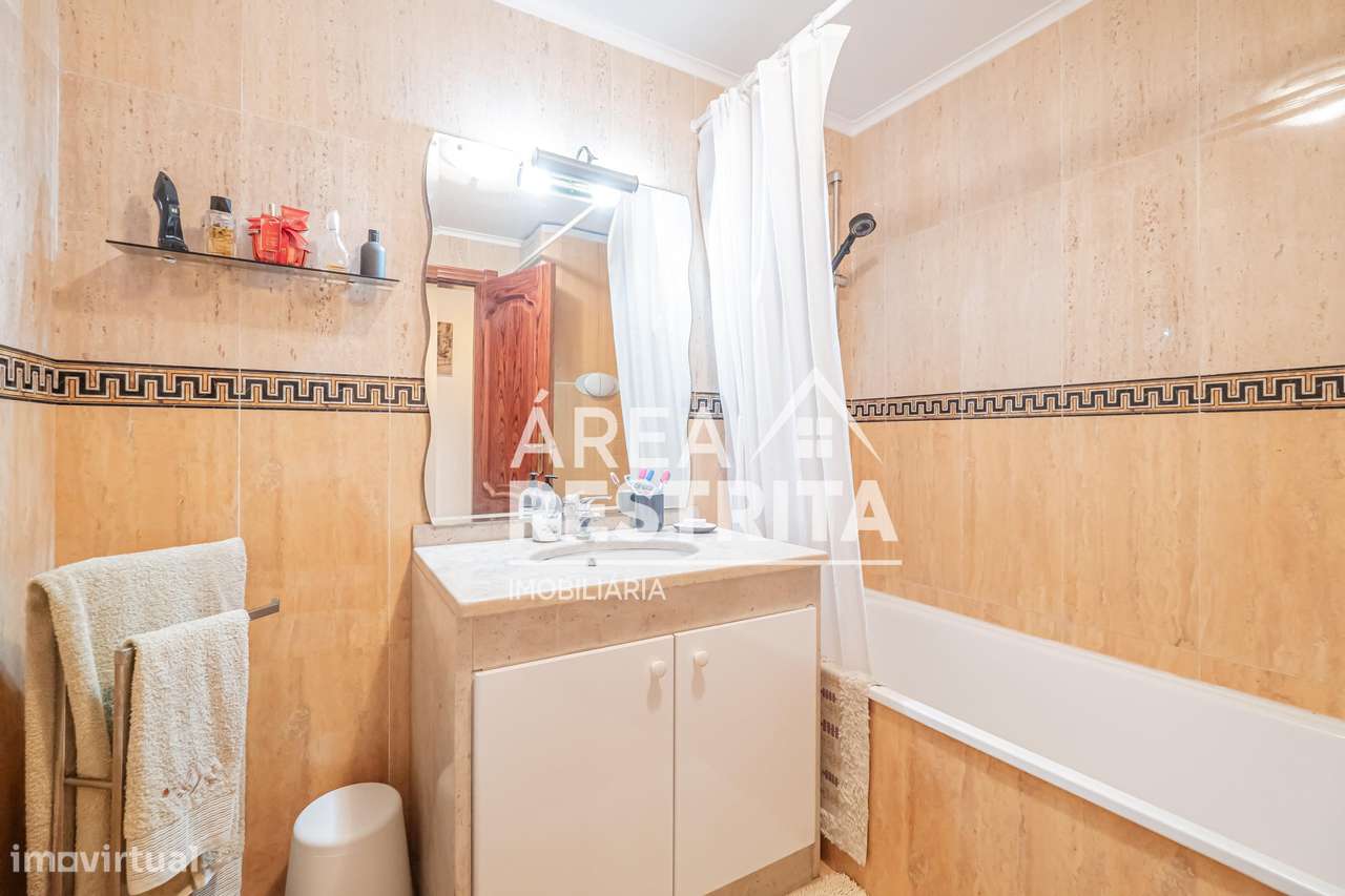 Apartamento T3 com parqueamento e elevador nos Fidalguinhos, Barreiro-26