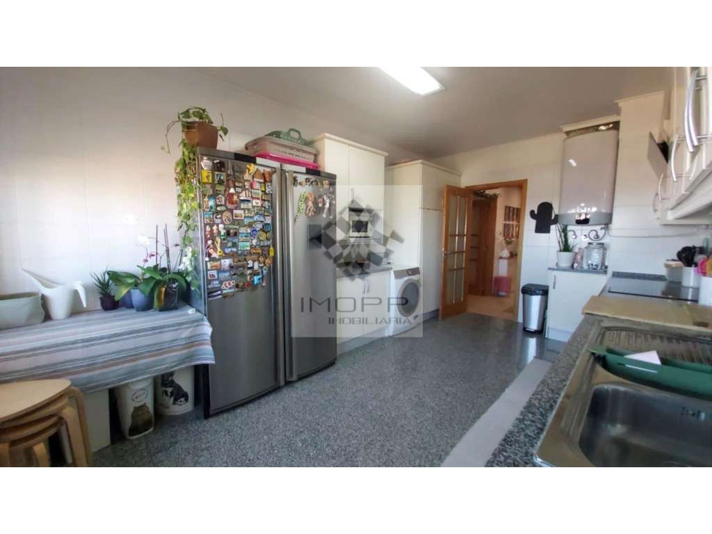 Fabuloso T4 na Radial em Odivelas com estacionamento!-5