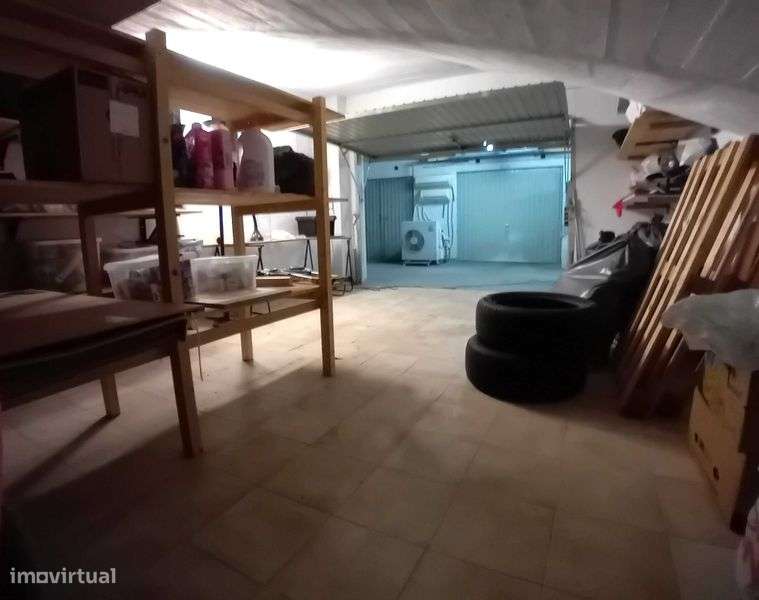 Garagem de 30 m² no Feijó, Almada – Oportunidade Rara na Zona - Grande imagem: 5/8