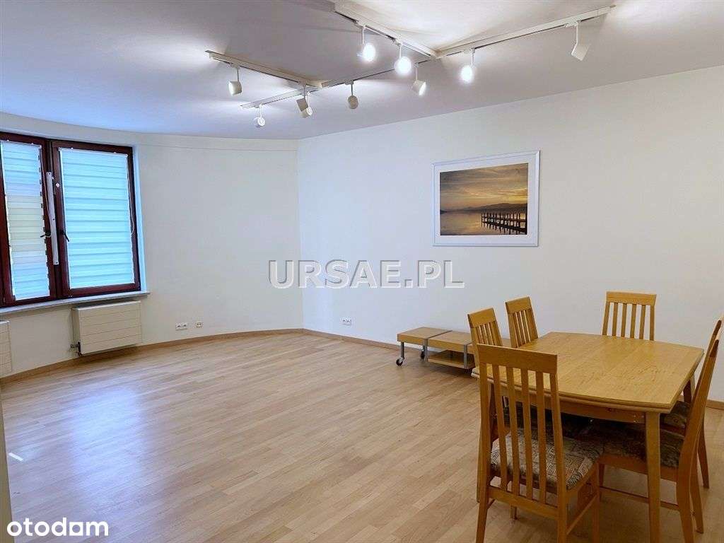 Przy Metrze Rondo Daszyńskiego i biurowcu Sire-5