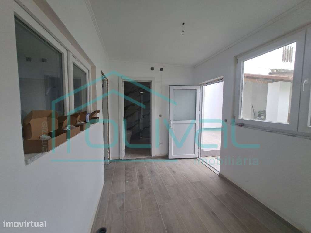 Moradia T3 totalmente remodelada no centro de Salvaterra de Magos-28