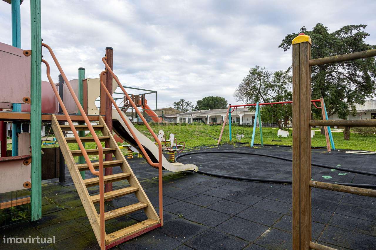 Quinta de 7800 m2  com Casa Principal T3, Apartamento T1 e 6 quartos i-20