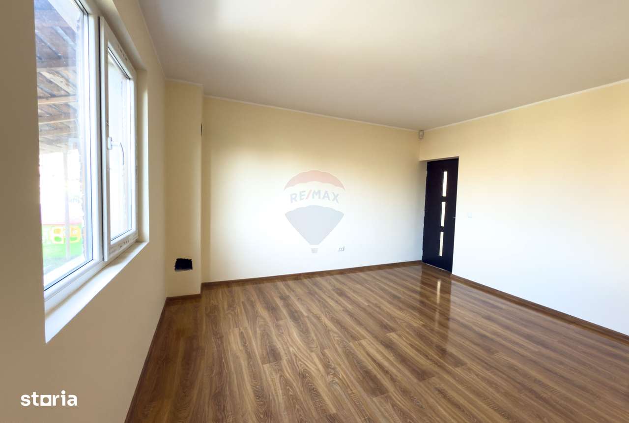 Casă / Vilă cu 8 camere de vânzare în zonă centrală - Urlati-9