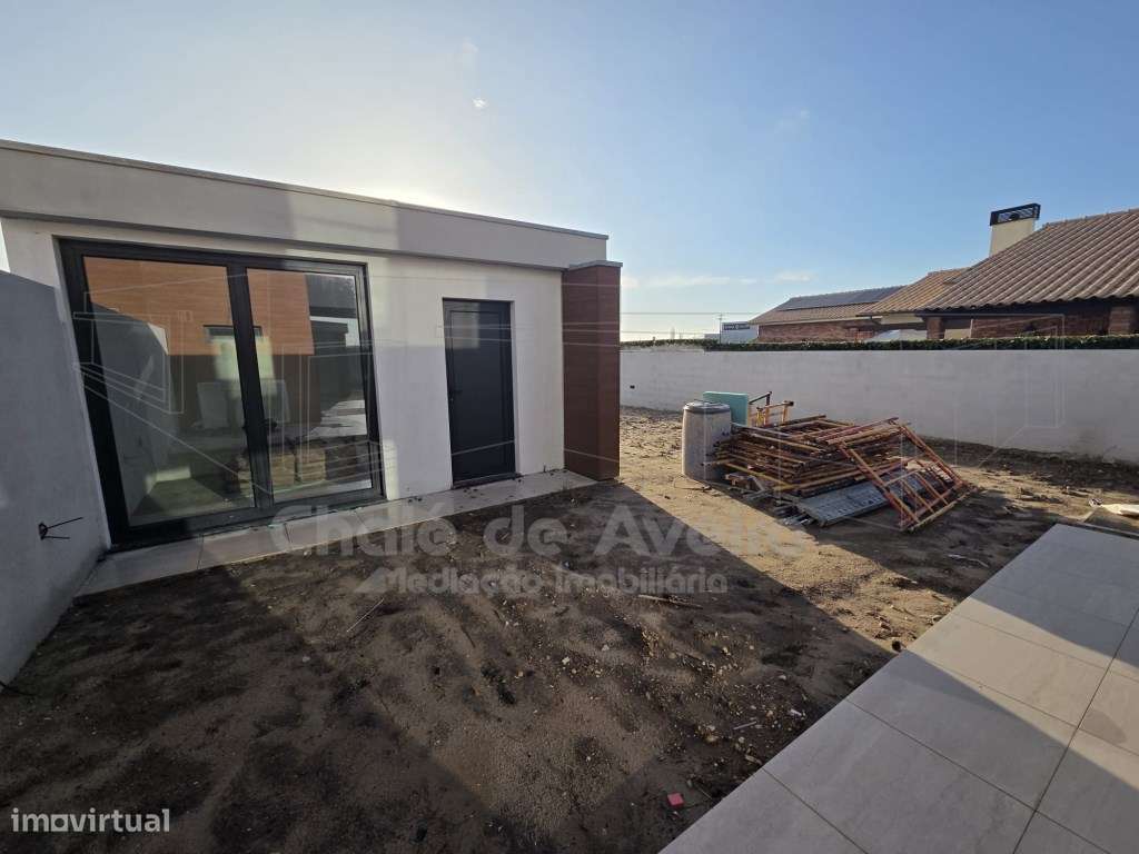 Moradia unifamiliar geminada T3, de 2 pisos, com garagem, anexos e ...-46