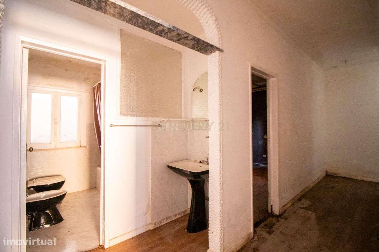 Moradia T4 para restaurar com jardim e anexos na Serra da Vila – Torre - Grande imagem: 5/15