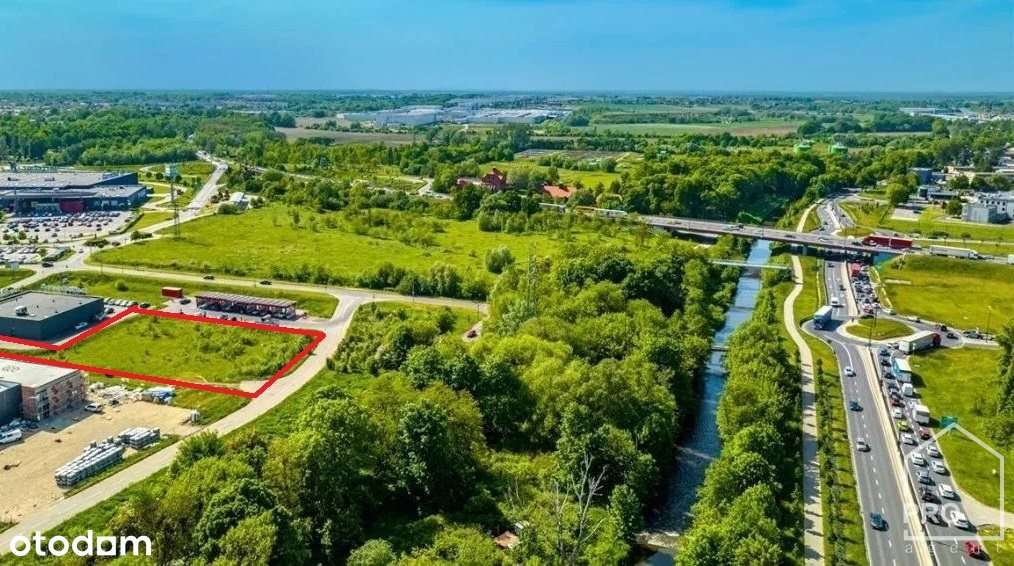 Teren inwestycyjny przy centrum handlowym Arena-8