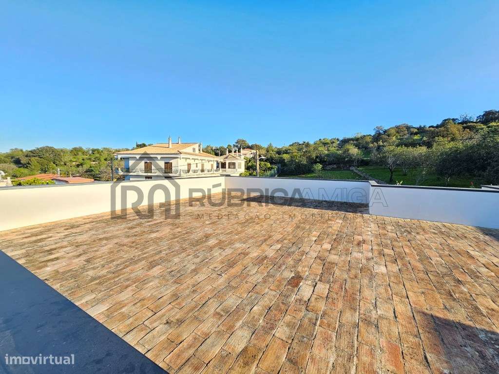 Moradia V3 renovada, com logradouro e anexo-25