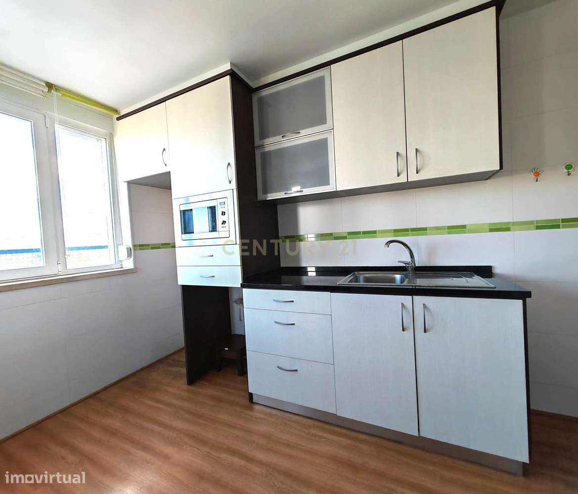 Apartamento T3 renovado recentemente com vista de Rio e Lisboa nos Oli-16