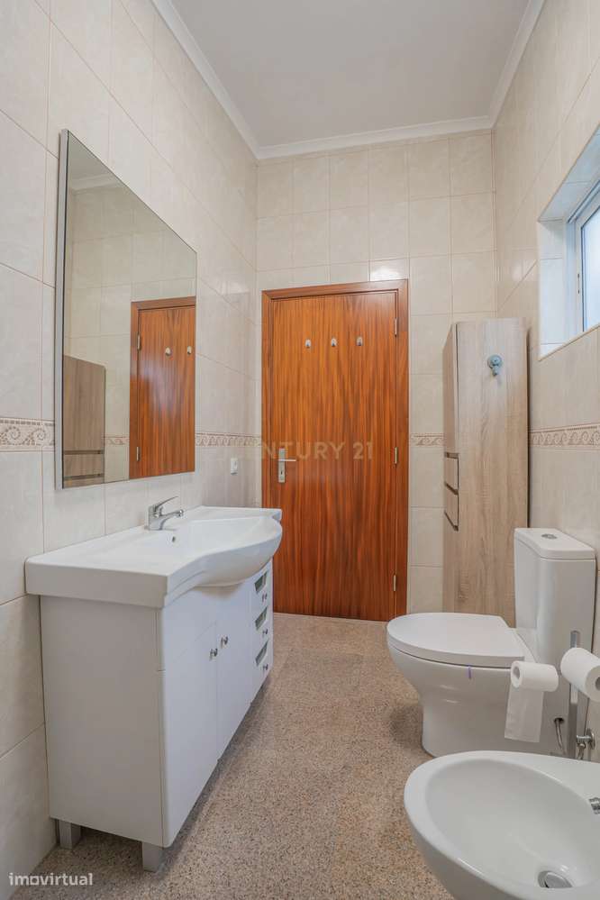 Oportunidade Única: T3 + T2 com Excelente Potencial-17