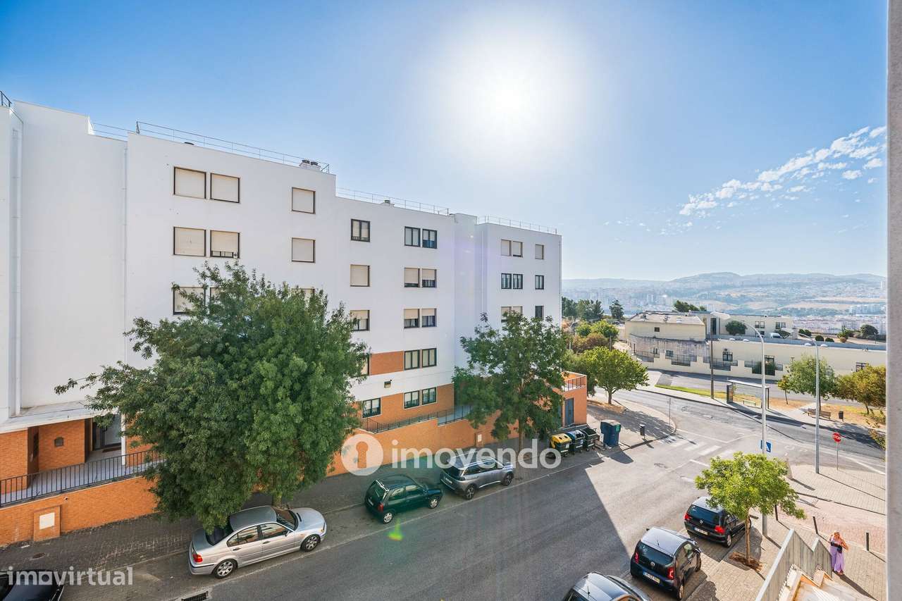 Apartamento T2 com cozinha equipada e estacionamento, na Ameixoeira-24