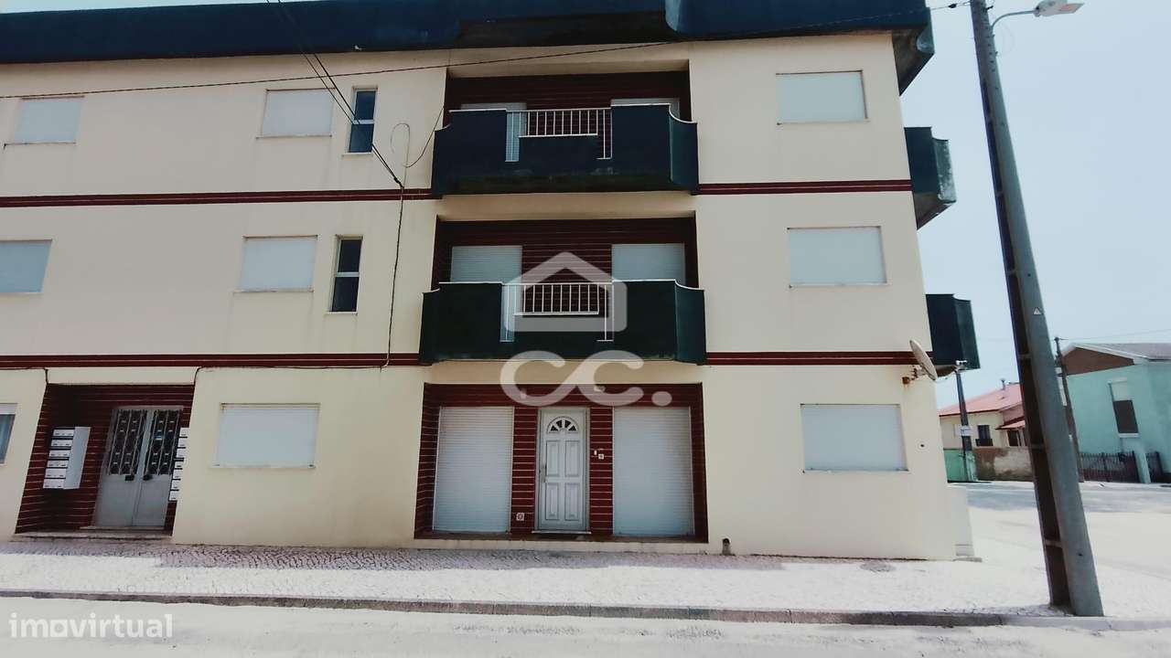 Apartamento remodelado com  2 quartos no rés-do-chão, localizado na Pr-11