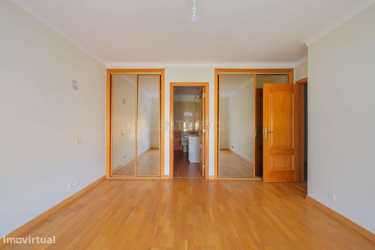 Apartamento T3 luminoso na Parede com varandas, garagem e arrecadação-23