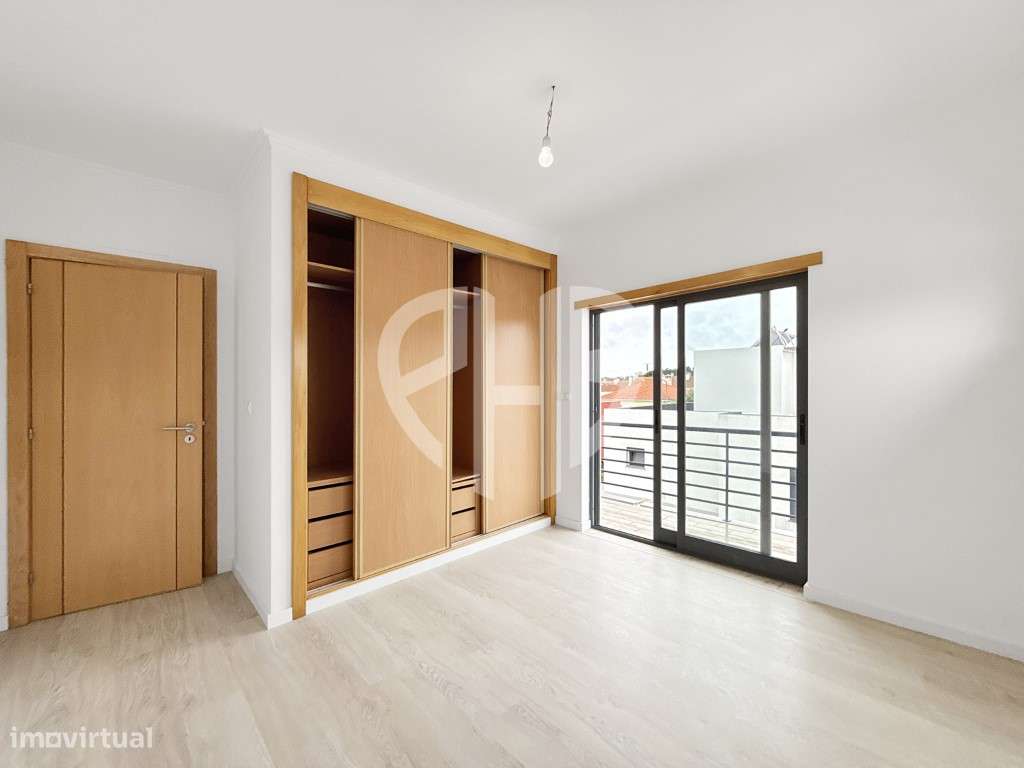 Exclusiva Moradia T5 de Arquitetura Contemporânea em Almada - Feijó-21