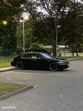 BMW Seria 7 750i - 12