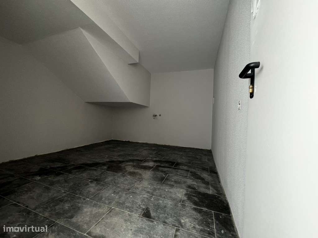 Moradia com 3 Suites, Garagem, Logradouro, Churrasqueira e Piscina-25