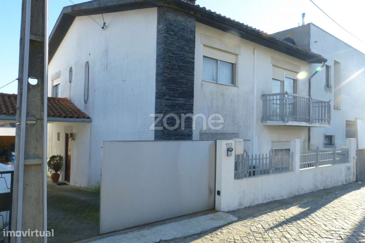 Moradia T4 de dois pisos com logradouro, em Leça do Balio, Matosinhos - Grande imagem: 2/29