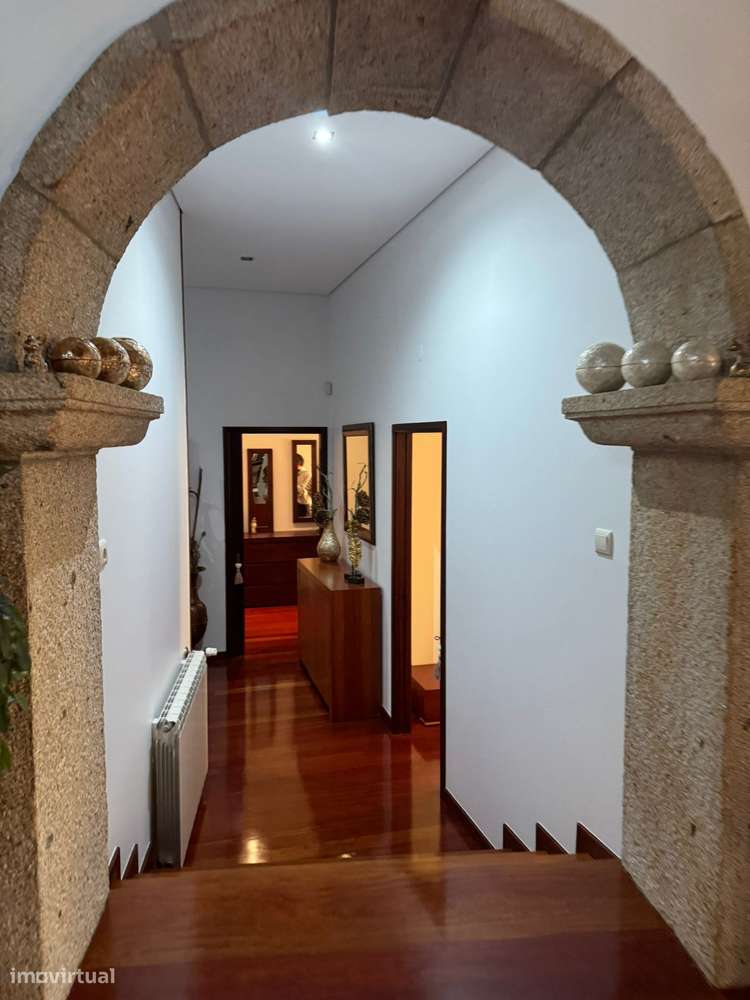 Moradia térrea T4 em pedra com 386m2 e terreno com 6.000m2, anexos.-12