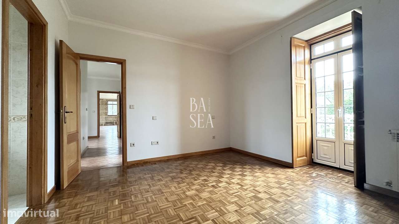 Quinta com 3 Habitações 2 Armazéns e 1 ha de Vinha em Barbeita Monção.-48
