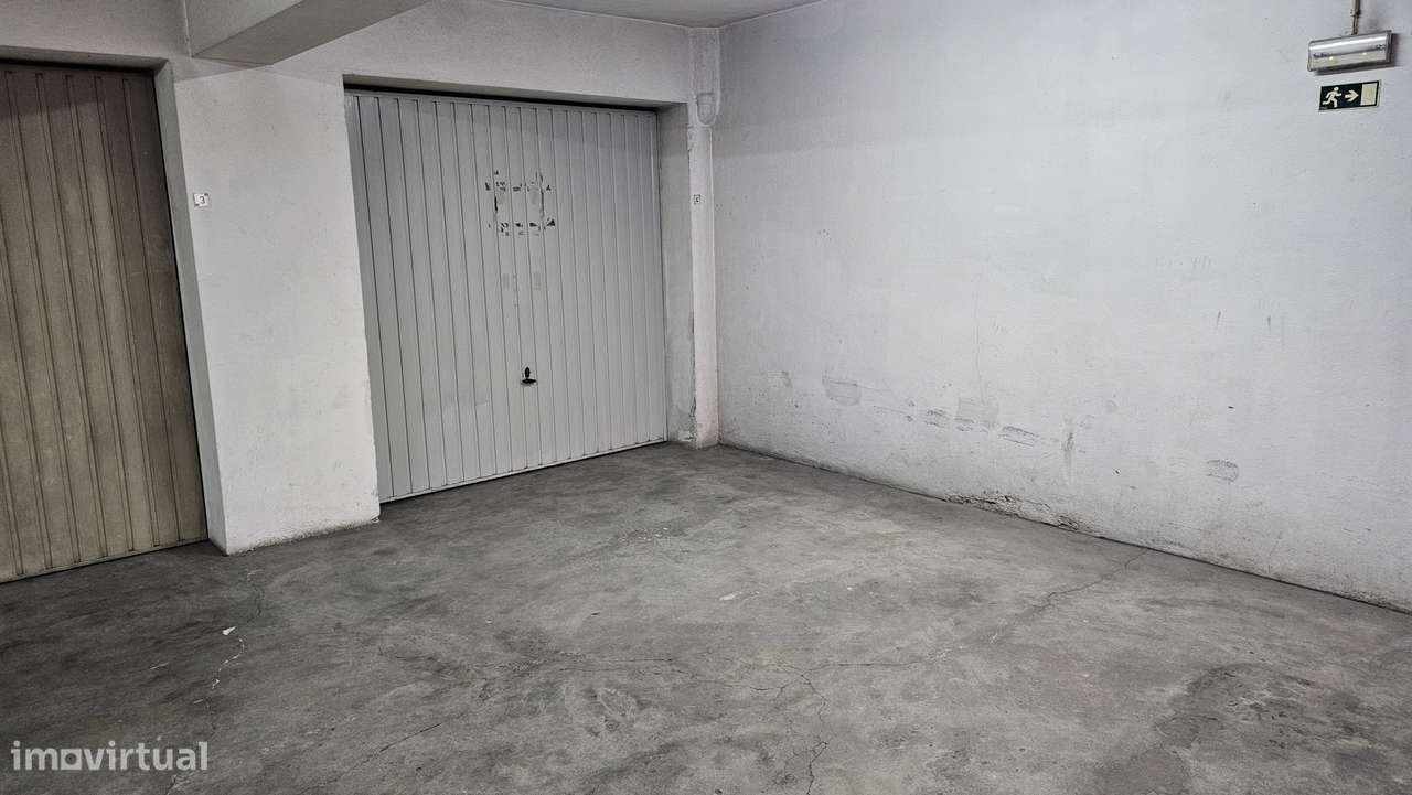 Garagem espaçosa de fácil acesso - Grande imagem: 3/8