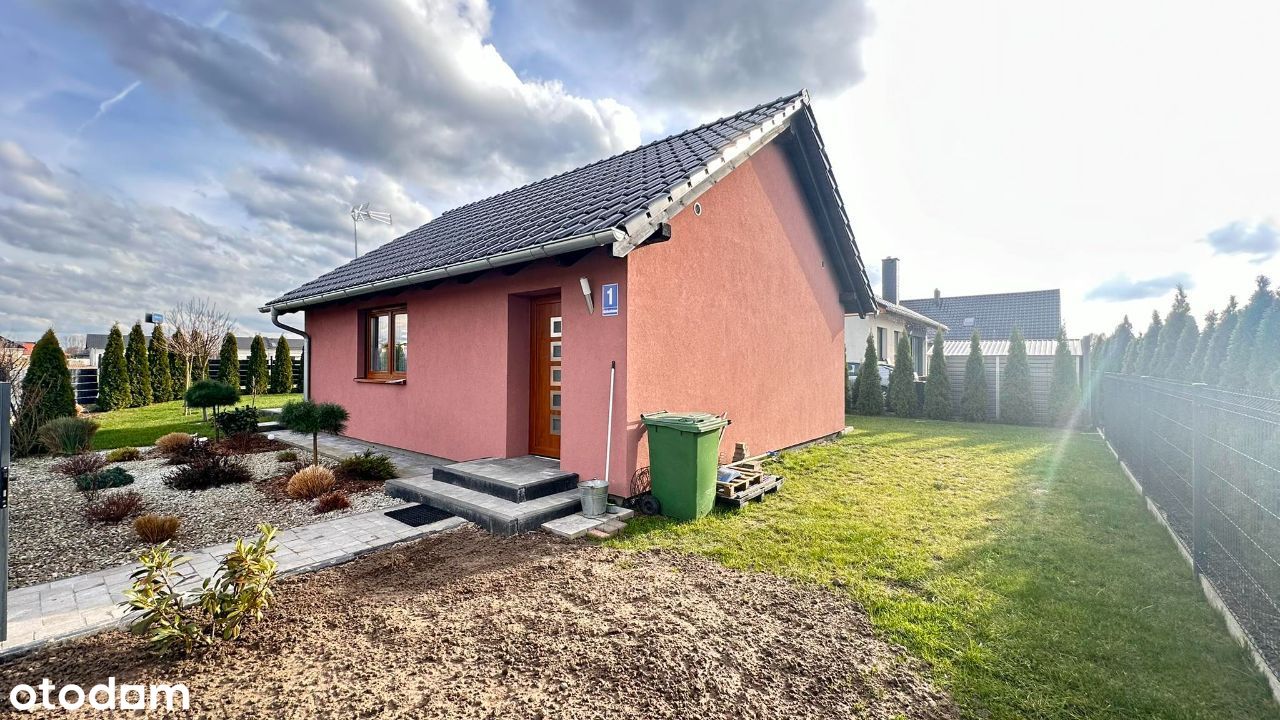 Mały dom (46 m2) z tarasem i ogrodem - Czarnowąsy