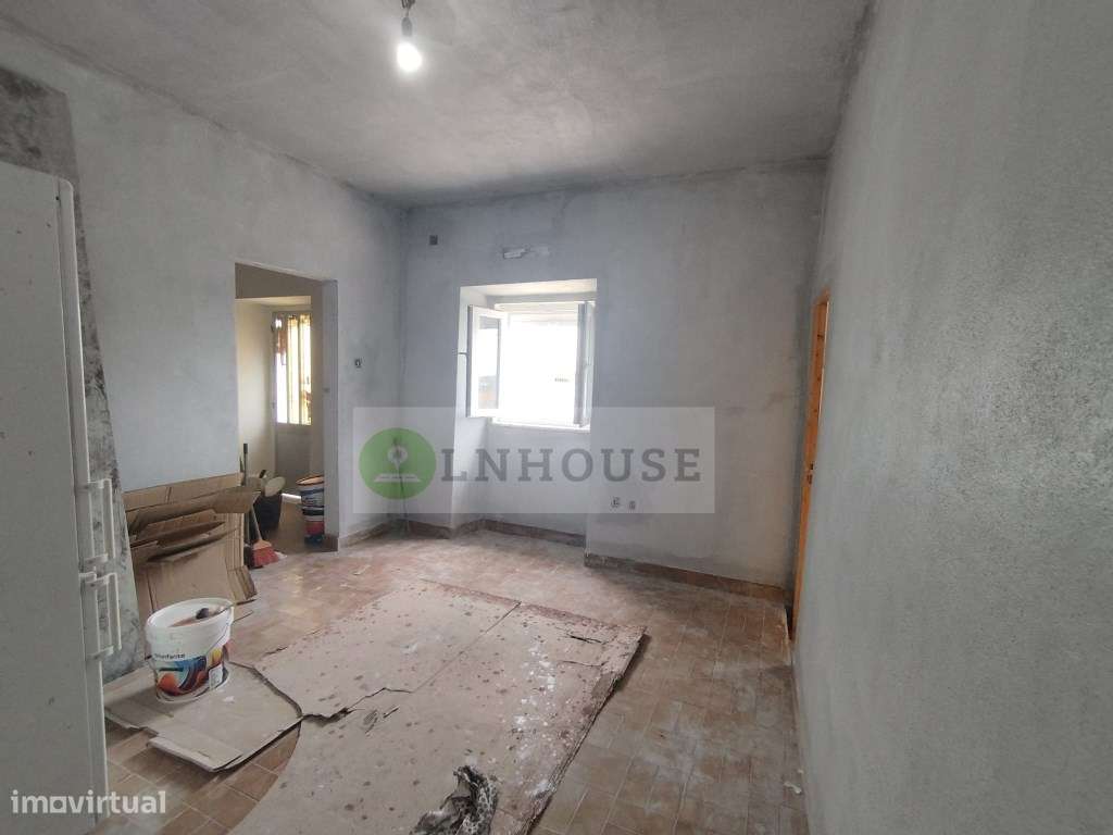 Moradia térrea T2 em remodelação com garagem, pátios e horta, Odele...-11