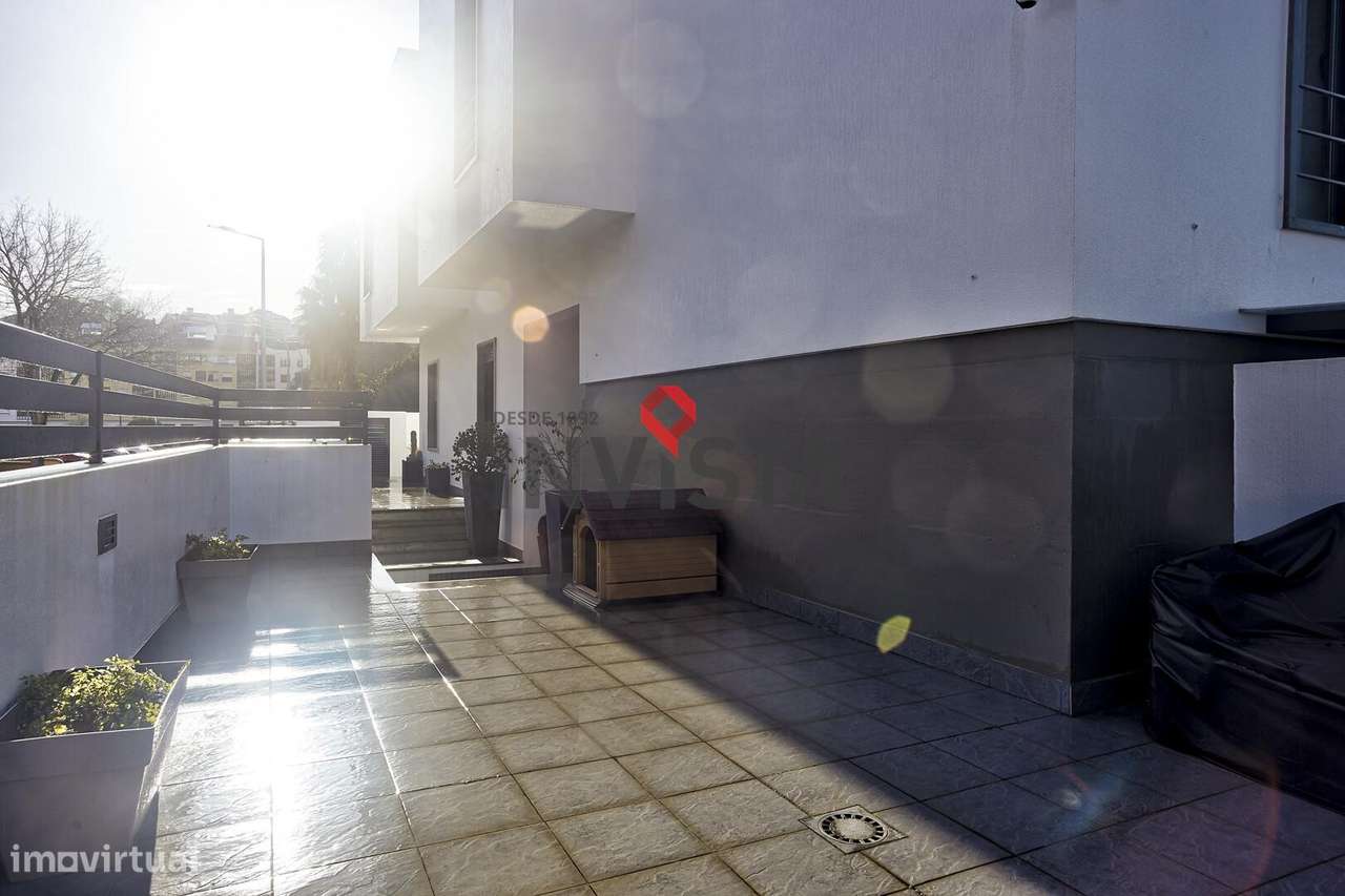 Moradia no Centro de Alverca com piscina-10