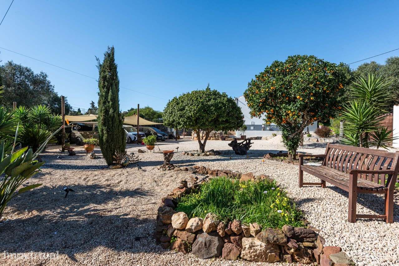 Casa tradicional reformada com grande jardim em Budens-14