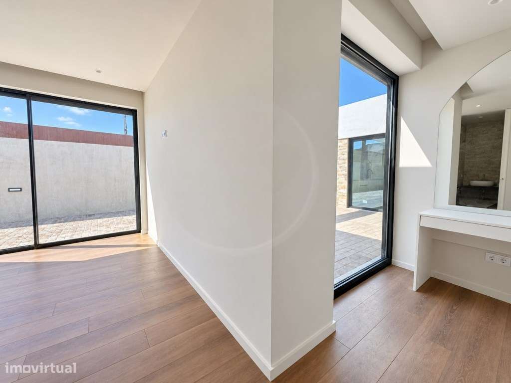 Moradia T3+1 de Luxo com Piscina-5