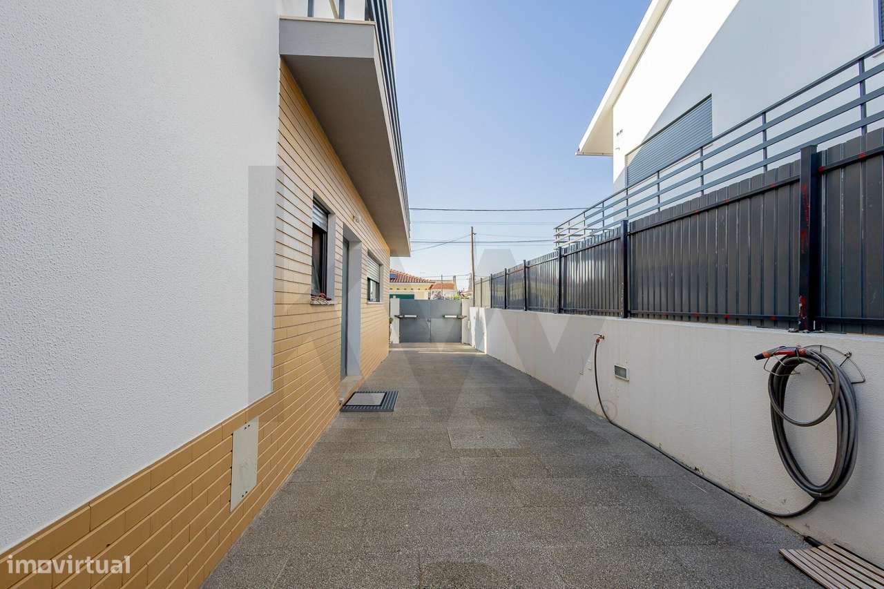 Moradia T3 de linhas modernas nos Redondos | Fernão Ferro-34