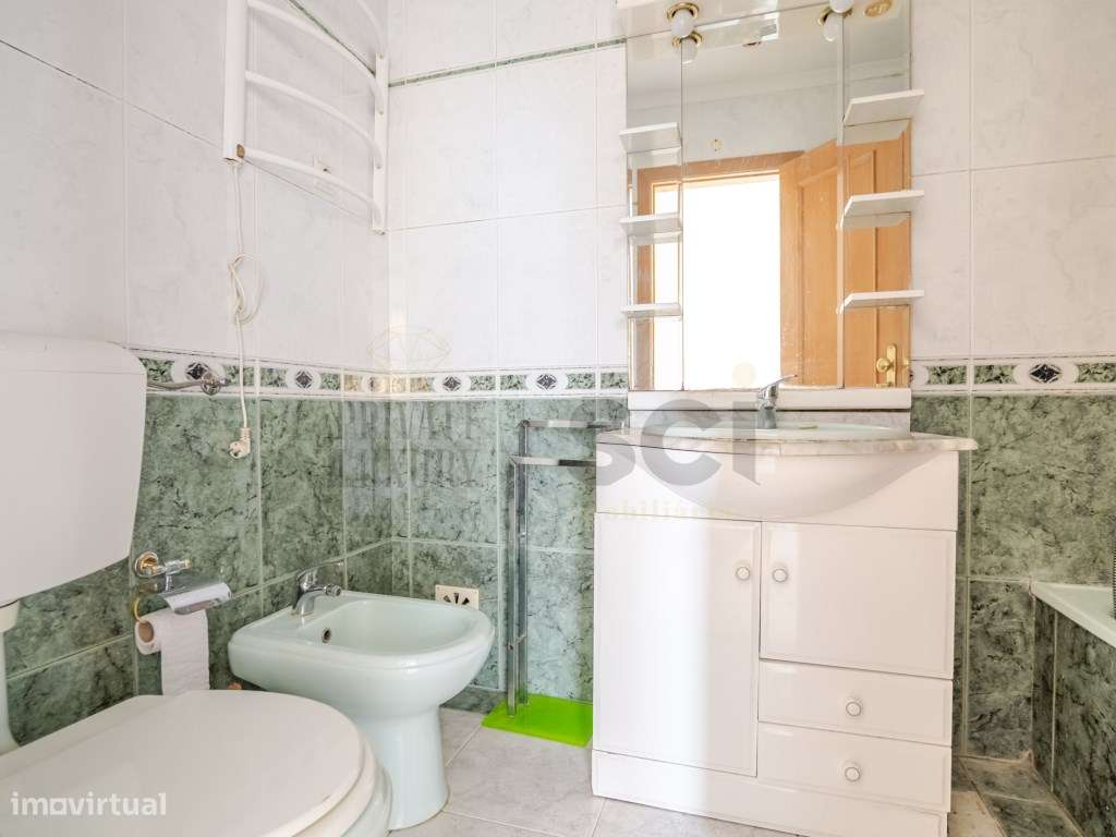 Apartamento T3 Parque da Paz Almada Arrecadação e Varandas-16