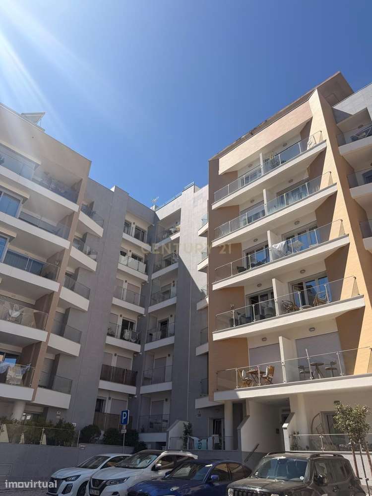 Apartamento T3 com suite e lugar de parqueamento e Box fechada- Quinta-0