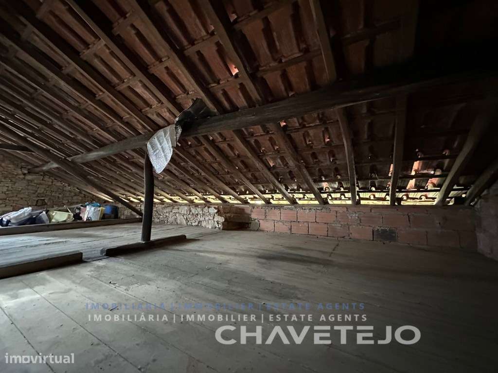Quintinha com duas casas de campo e uma arrecadação a cerca de 4 km...-14