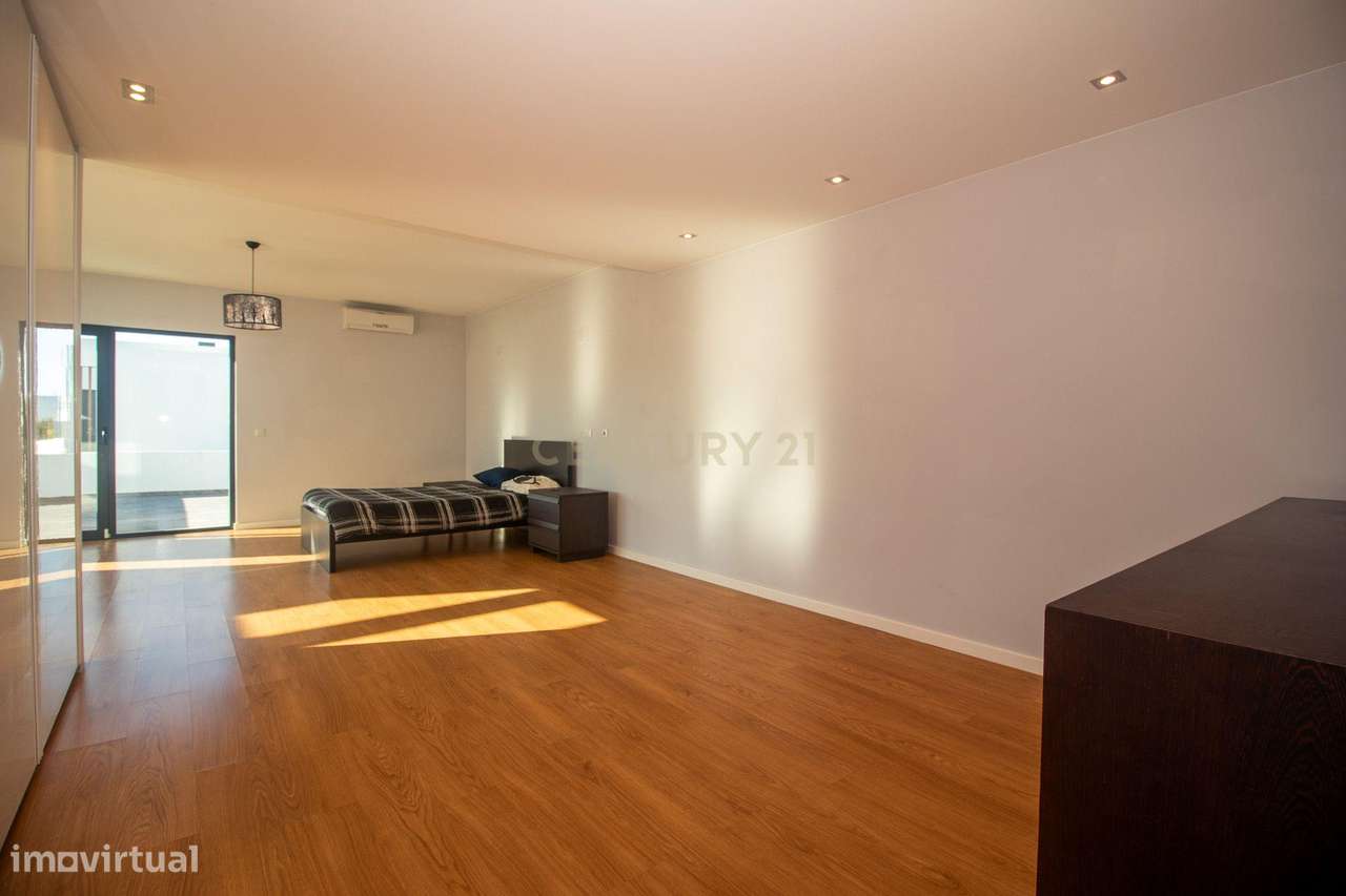 Viva o Luxo à Beira-Mar: Moradia Espetacular T5 com Piscina na Deslumb-28