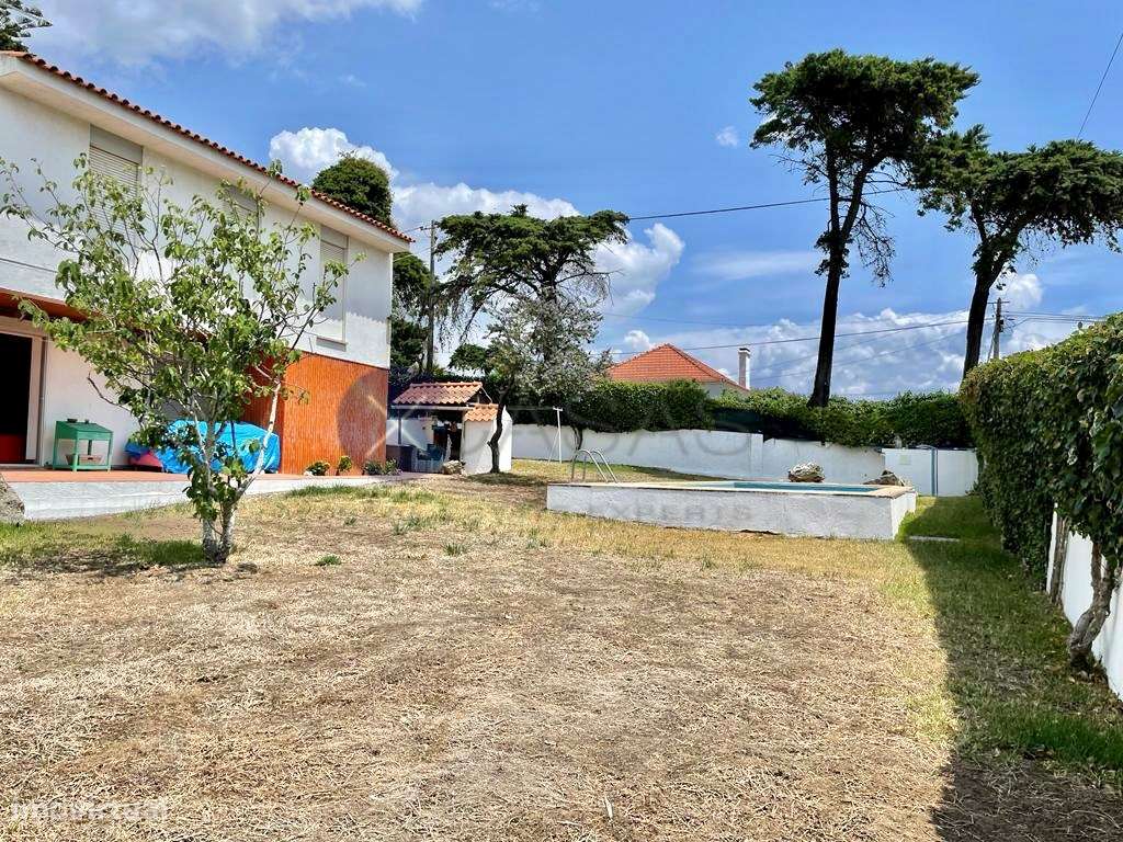 Moradia para remodelação, situada em Albarraque.-3