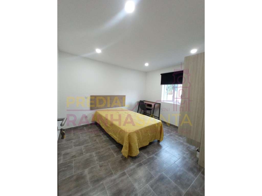 Prédio c/ três apartamentos T4 e lavandaria - Coimbra-25