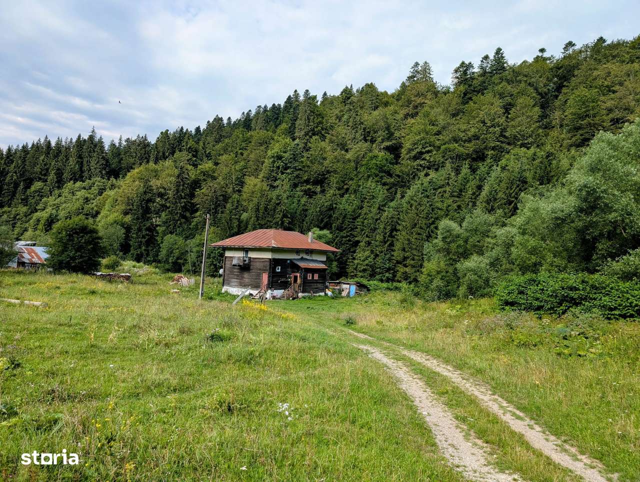 Predeal,P+1,casa din busteni,in spatele terenului curge raul Prahova-0