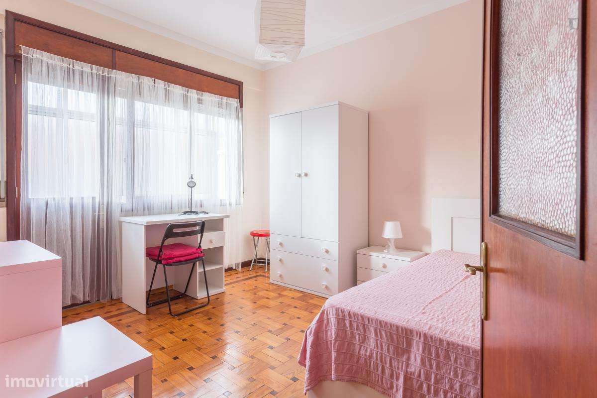 Quarto - localizado em Santo Ildefonso Porto - Grande imagem: 5/8