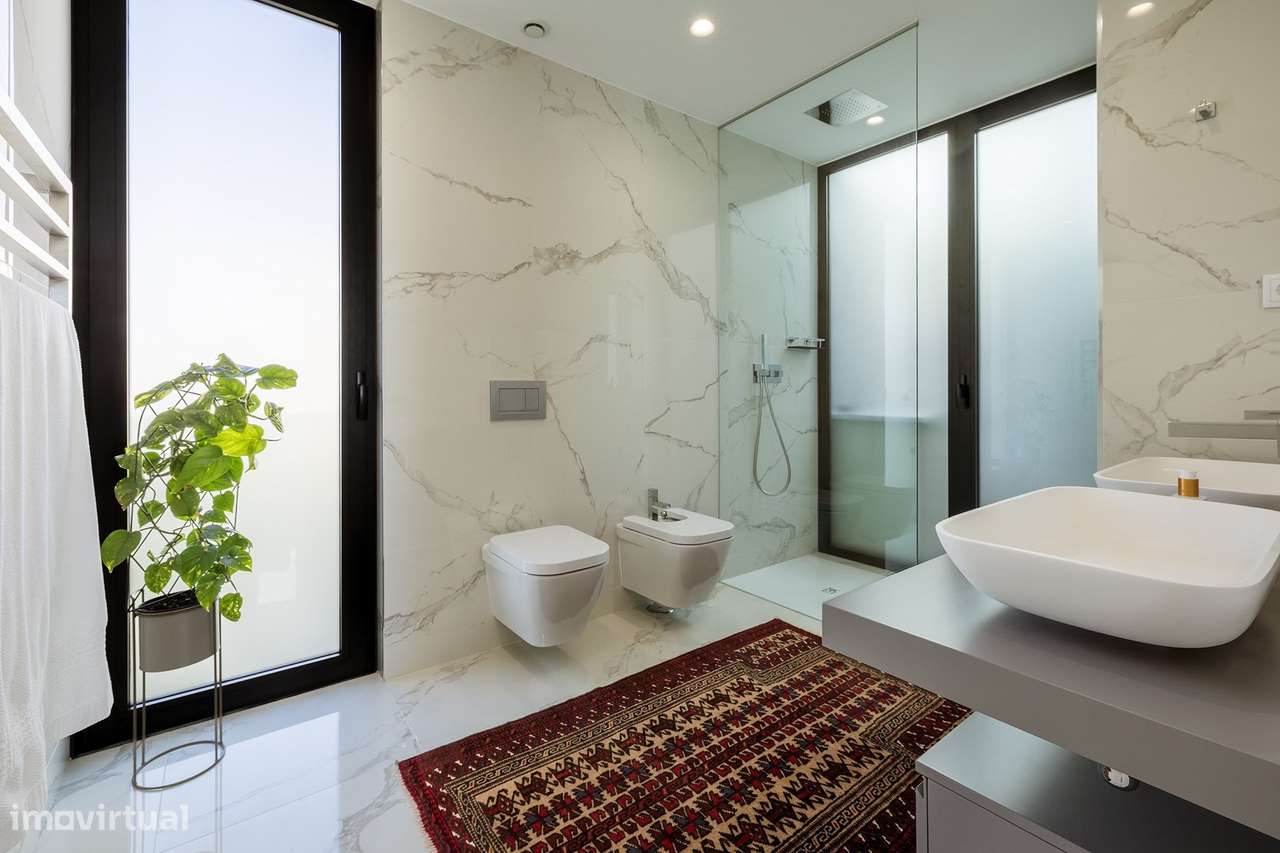 MODERNA E LUXUOSA MORADIA T3 COM PISCINA E GARAGEM PERTO DA MARINA DE-38