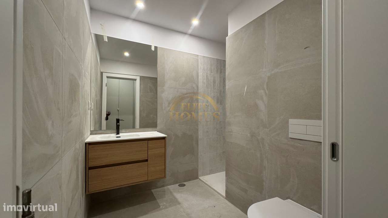 Apartamento T5 convertido num Luxuoso T3 – Av. Conde Valbom, Avenidas-9