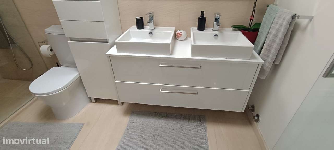 Moradia T5 de Luxo com Piscina e Garagem-13