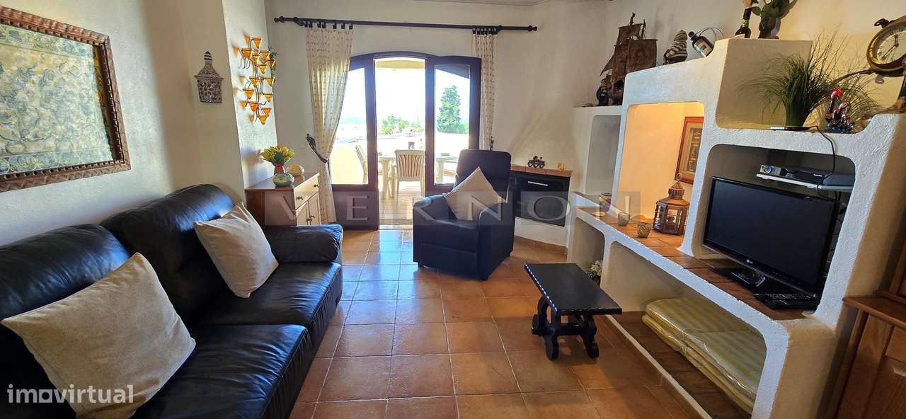 Algarve, Apartamento T2 semi-renovado com vista mar e estacionamento c-21