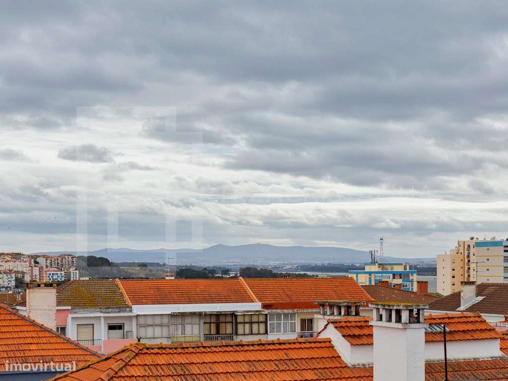 Apartamento T3 com varanda em gaveto no Barreiro-21