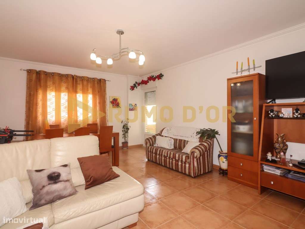 Espaçoso T3 com Suíte, Arrecadação e Estacionamento no Carregado - Grande imagem: 5/26