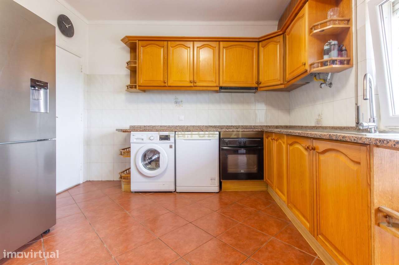 Excelente Apartamento de 4 Assoalhadas com Terraço e Sótão Independent-11