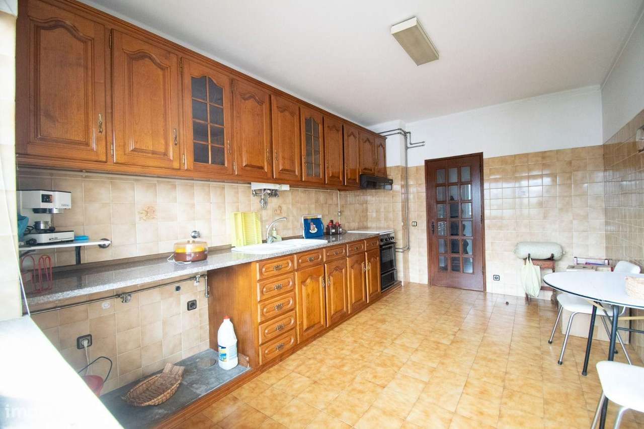 Apartamento T2 com Garagem e Vista Panorâmica – Rua António Jardim, Co - Grande imagem: 4/12