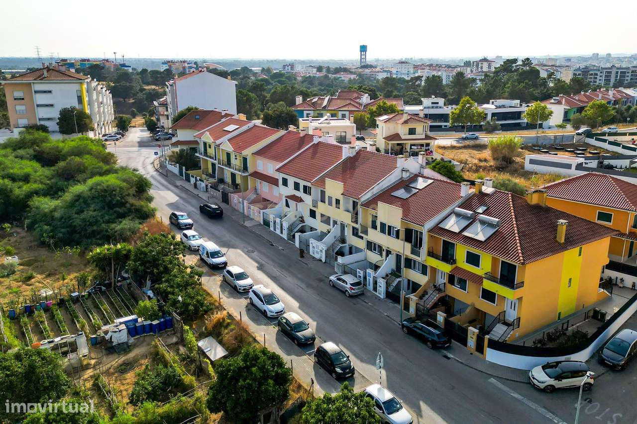 Moradia em Banda T3+1 com quintal e garagem em Zona Tranquila – Bacelo-32