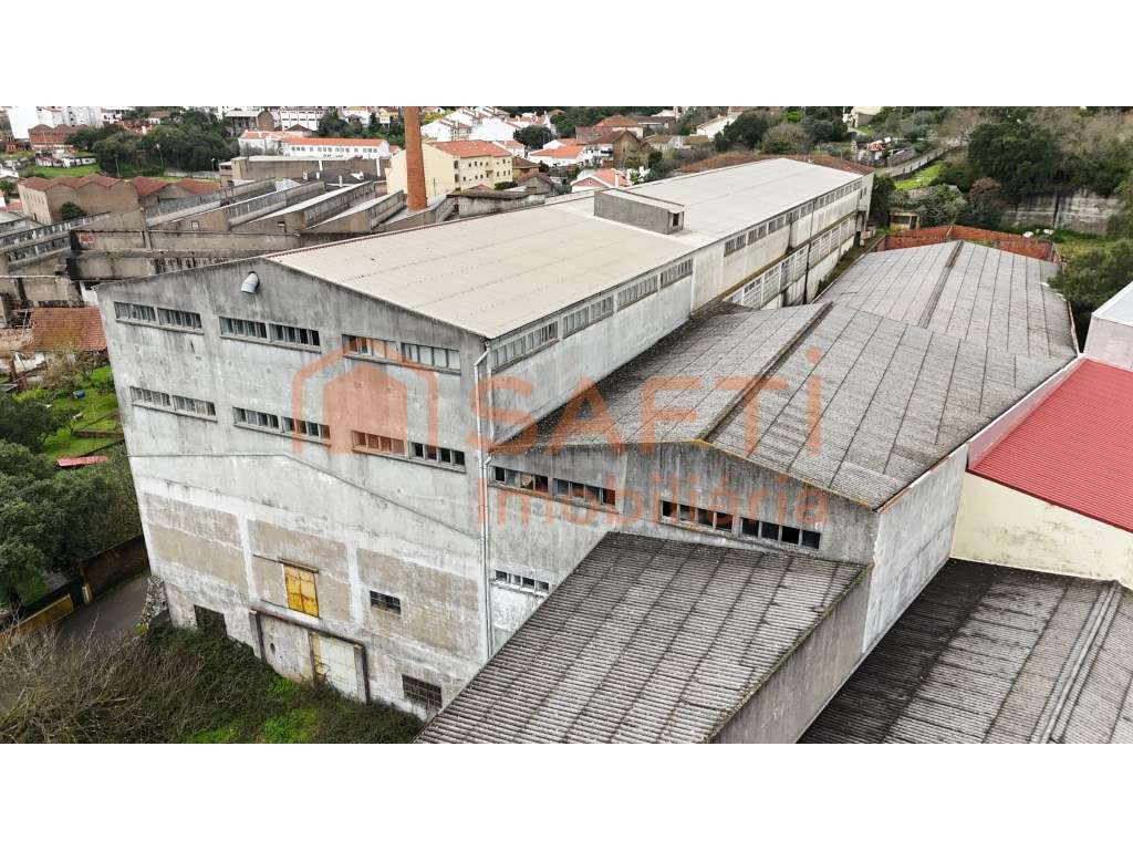 Armazém industrial de uma antiga fabrica de têxteis - Grande imagem: 4/35