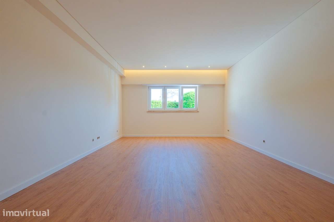 Apartamento T1 com garagem, totalmente remodelado, em condomínio com p-4