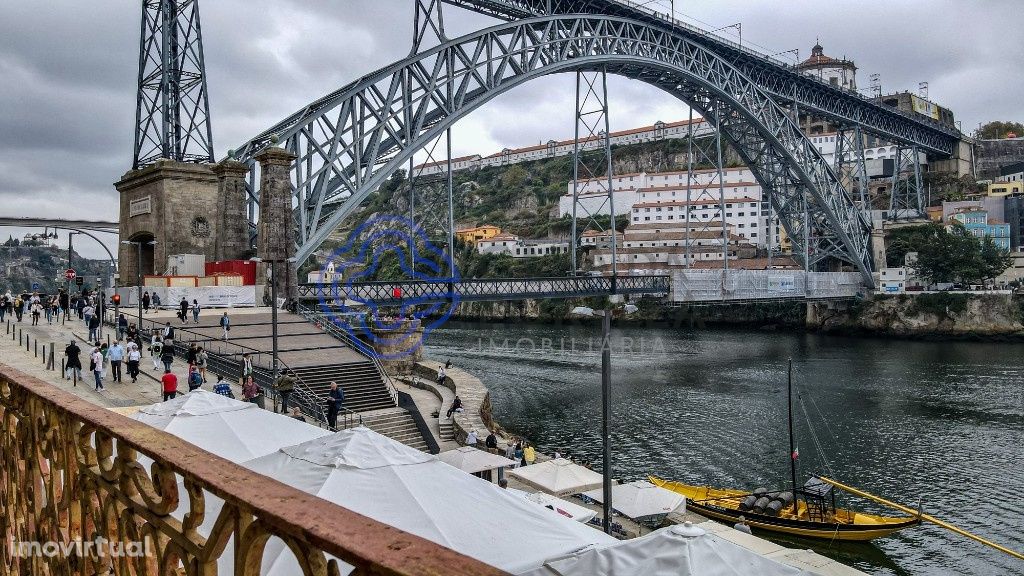 Prédio misto VISTAS PANORÂMICAS 1ª LINHA RIO DOURO em zona ARU